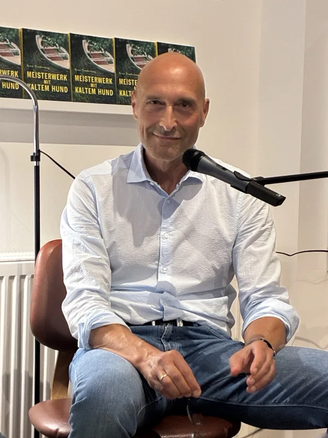 Sven Truderung bei einer Lesung aus „Meisterwerk mit Kaltem Hund“.