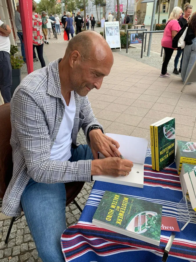 Sven Truderung signiert seinen Roman.