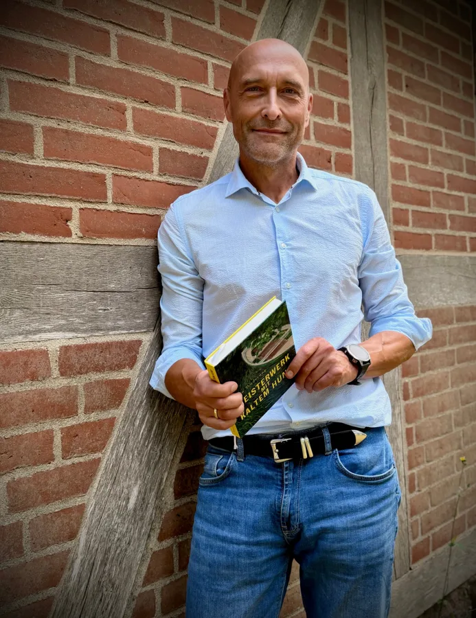 Sven Truderung mit seinem Roman „Meisterwerk mit Kaltem Hund“.